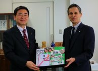 府内教育委員会に食農教育教材本を贈呈