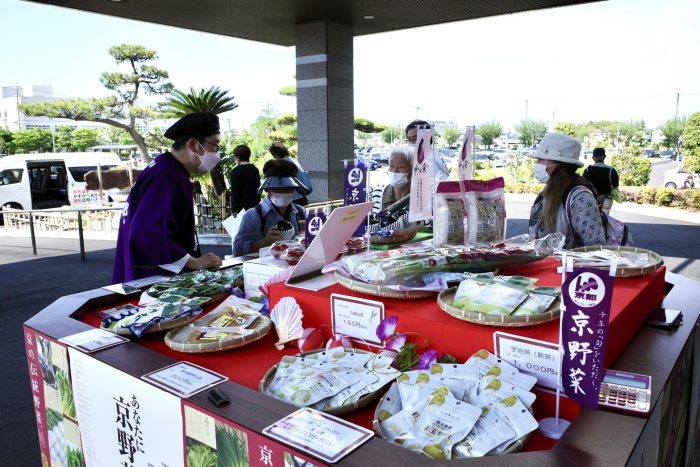 かすかべ湯元温泉で京野菜を販売